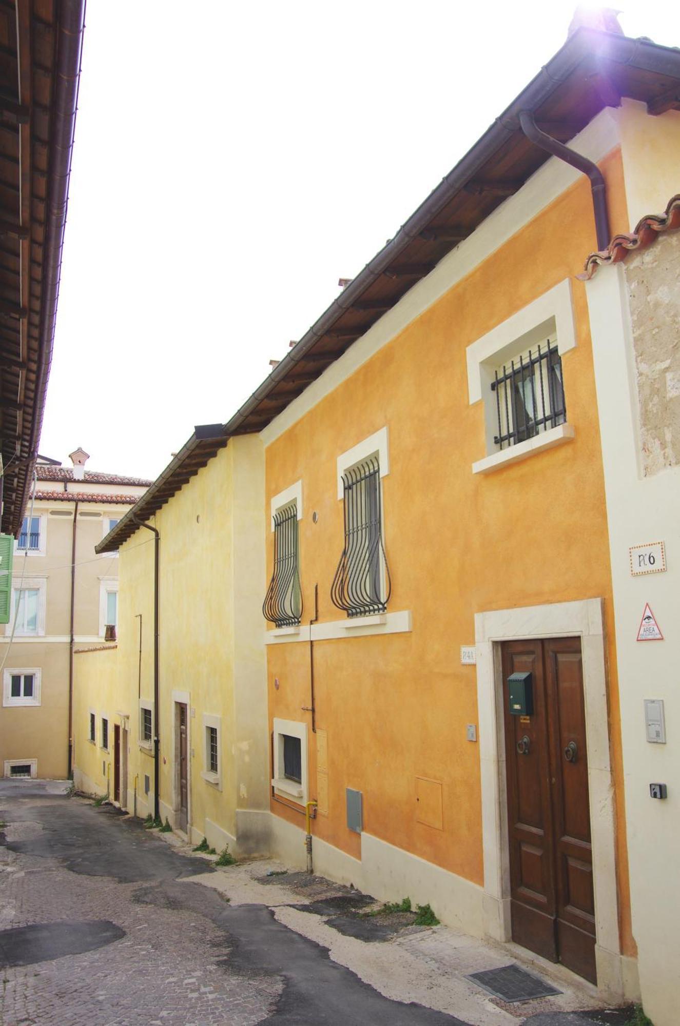 Cozy House Con Corte Privata In Centro Storico Aq 拉奎拉 外观 照片